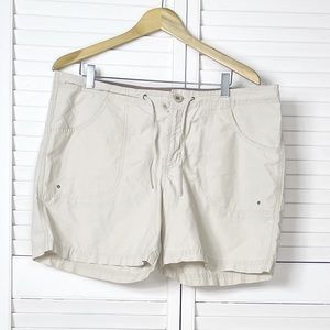 ⭐️3/$15 Columbia khaki hiking shorts